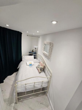 Single Cosy Bedroom in Dartford- Private Entrance for guest